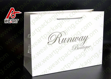 Porcellana Sacchetti della spesa su ordinazione moderni del boutique, sacchi di carta d&#039;imballaggio bianchi con la maniglia del nastro fabbrica